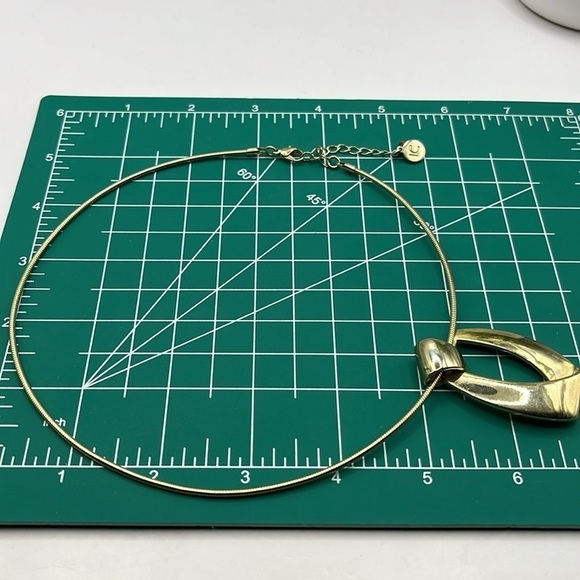 Liz Claiborne Choker Necklace  Gold Tone with Modern Pendant Big Bold Statement - Picture 8 of 8